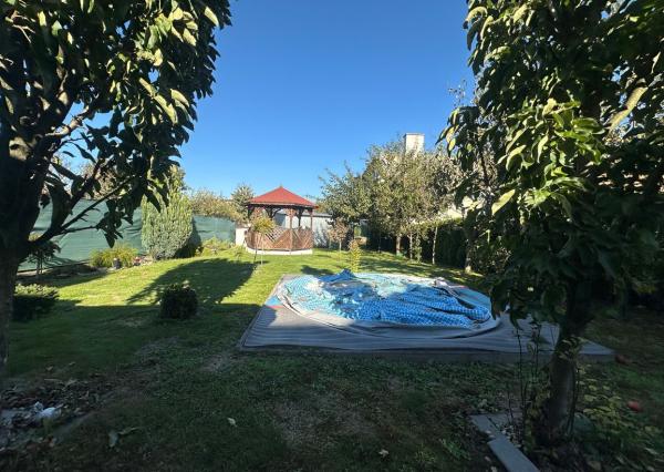 Exkluzívne na predaj priestranný 4-izbový byt s garážou a parkovacím miestom v tichej a príjemnej lokalite Topoľčany - Velušovce za super cenu