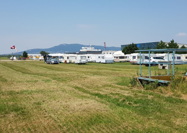 Predám pozemok na nitrianskom letisku v Janíkovciach.