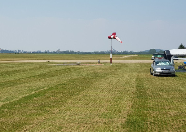 Predám pozemok na nitrianskom letisku v Janíkovciach.