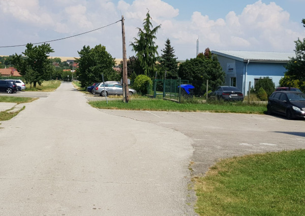 Predám pozemok na nitrianskom letisku v Janíkovciach.