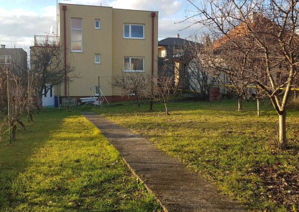 Predám stavebný pozemok 730m2 Nitra - Zobor.