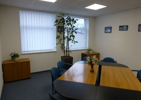 Zrekonštruované kancelárie na prenájom. Možnosť prenájmu skladu - od 11 m2, Slovnaftská ul.