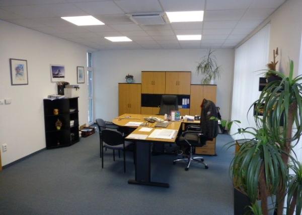 Zrekonštruované kancelárie na prenájom. Možnosť prenájmu skladu - od 11 m2, Slovnaftská ul.