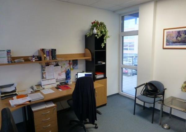 Zrekonštruované kancelárie na prenájom. Možnosť prenájmu skladu - od 11 m2, Slovnaftská ul.