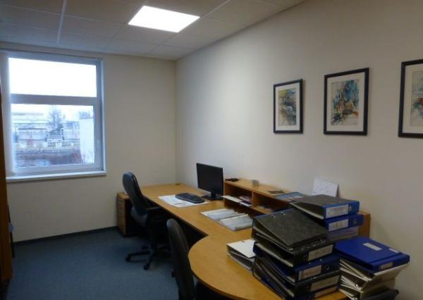 Zrekonštruované kancelárie na prenájom. Možnosť prenájmu skladu - od 11 m2, Slovnaftská ul.