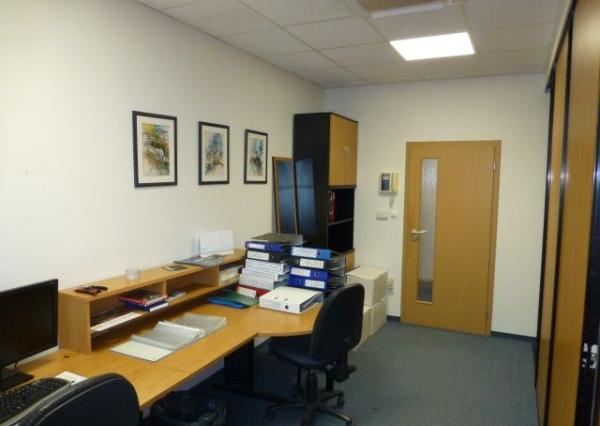 Zrekonštruované kancelárie na prenájom. Možnosť prenájmu skladu - od 11 m2, Slovnaftská ul.