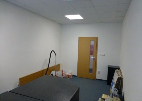 Zrekonštruované kancelárie na prenájom. Možnosť prenájmu skladu - od 11 m2, Slovnaftská ul.