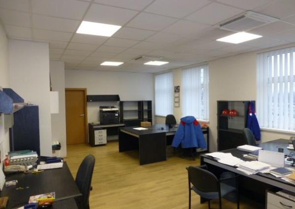 Zrekonštruované kancelárie na prenájom. Možnosť prenájmu skladu - od 11 m2, Slovnaftská ul.