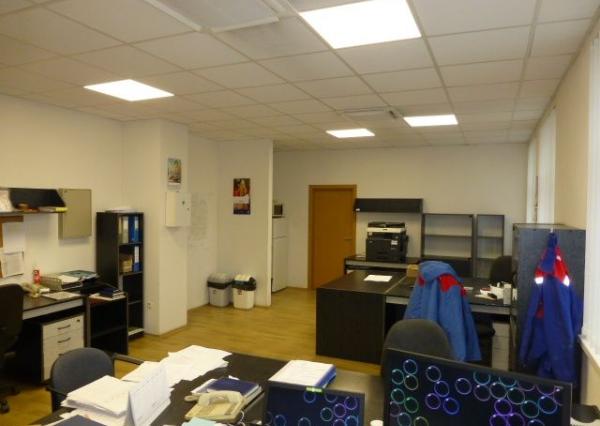 Zrekonštruované kancelárie na prenájom. Možnosť prenájmu skladu - od 11 m2, Slovnaftská ul.