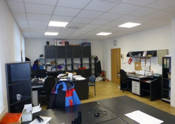 Zrekonštruované kancelárie na prenájom. Možnosť prenájmu skladu - od 11 m2, Slovnaftská ul.