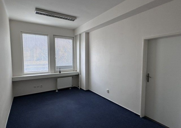 Kancelária s bezplatným parkovaním na prenájom - 36 m2, Rybničná ul.