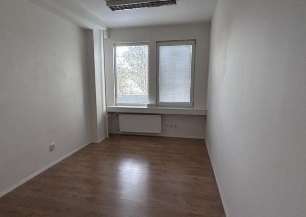 Kancelária s bezplatným parkovaním na prenájom - 36 m2, Rybničná ul.