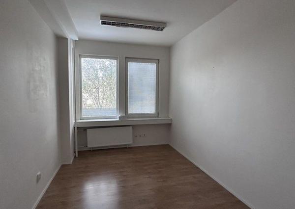 Kancelária s bezplatným parkovaním na prenájom - 36 m2, Rybničná ul.