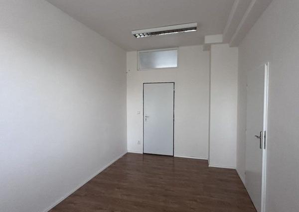 Kancelária s bezplatným parkovaním na prenájom - 36 m2, Rybničná ul.