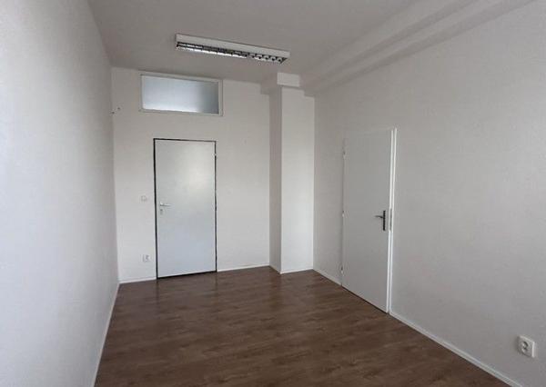 Kancelária s bezplatným parkovaním na prenájom - 36 m2, Rybničná ul.
