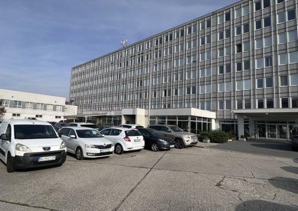 Kancelária s bezplatným parkovaním na prenájom - 36 m2, Rybničná ul.