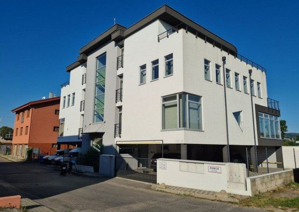 Kancelársky priestor v nízko-podlažnej budove s výťahom na prenájom - 200 m2, Rožňavská ul.