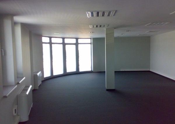 Kancelársky priestor v nízko-podlažnej budove s výťahom na prenájom - 200 m2, Rožňavská ul.