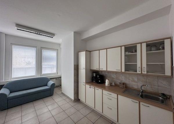Kancelária s bezplatným parkovaním na prenájom - 52 m2, Rybničná ul.
