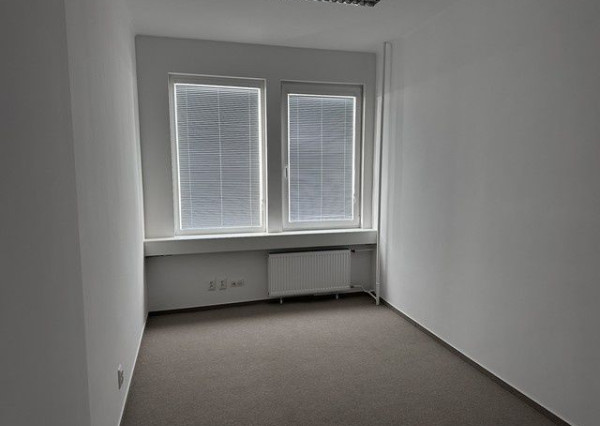 Kancelária s bezplatným parkovaním na prenájom - 19 m2, Rybničná ul.