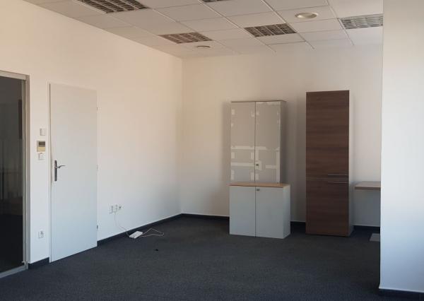 Prenajmem v Nitre na Levickej ulici 3 kancelárske priestory.