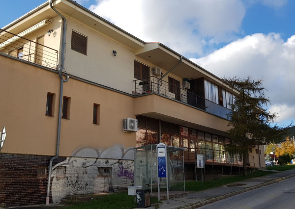 Predám polyfunkčnú budovu - kompletne prenajatú v Nitre.