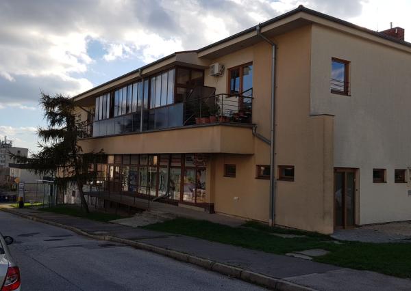 Predám polyfunkčnú budovu - kompletne prenajatú v Nitre.