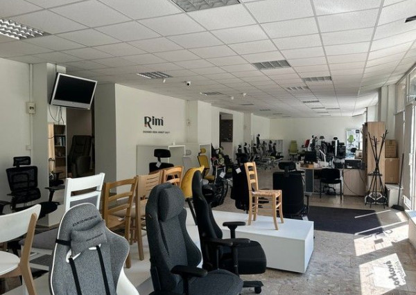 Na prenájom zrekonštruovaný obchodný priestor 342 m2. Možnosť rozdelenia na dve menšie prevádzky (222 m2 a 120 m2).