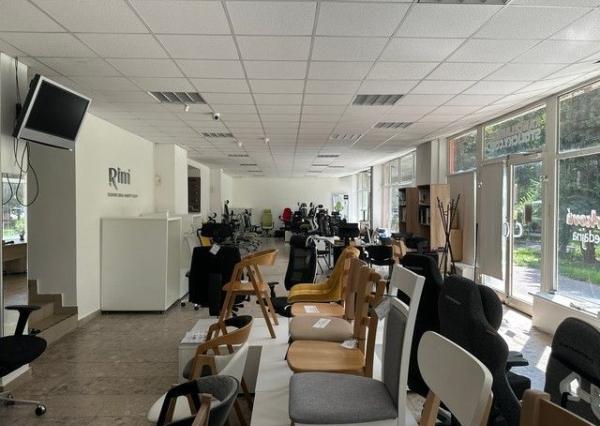 Na prenájom zrekonštruovaný obchodný priestor 342 m2. Možnosť rozdelenia na dve menšie prevádzky (222 m2 a 120 m2).