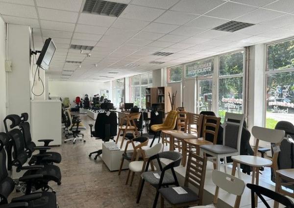 Na prenájom zrekonštruovaný obchodný priestor 342 m2. Možnosť rozdelenia na dve menšie prevádzky (222 m2 a 120 m2).