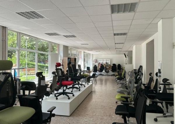 Na prenájom zrekonštruovaný obchodný priestor 342 m2. Možnosť rozdelenia na dve menšie prevádzky (222 m2 a 120 m2).