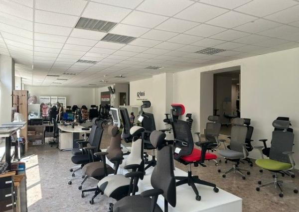 Na prenájom zrekonštruovaný obchodný priestor 342 m2. Možnosť rozdelenia na dve menšie prevádzky (222 m2 a 120 m2).