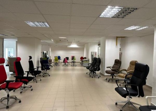 Na prenájom zrekonštruovaný obchodný priestor 342 m2. Možnosť rozdelenia na dve menšie prevádzky (222 m2 a 120 m2).