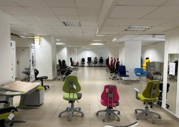 Na prenájom zrekonštruovaný obchodný priestor 342 m2. Možnosť rozdelenia na dve menšie prevádzky (222 m2 a 120 m2).