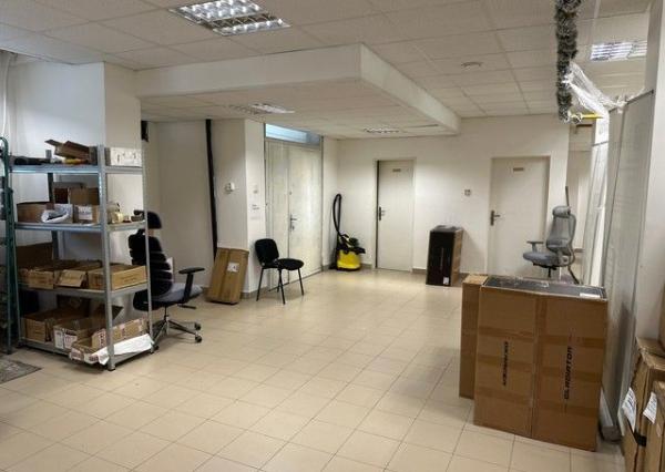 Na prenájom zrekonštruovaný obchodný priestor 342 m2. Možnosť rozdelenia na dve menšie prevádzky (222 m2 a 120 m2).