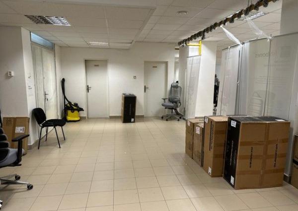 Na prenájom zrekonštruovaný obchodný priestor 342 m2. Možnosť rozdelenia na dve menšie prevádzky (222 m2 a 120 m2).