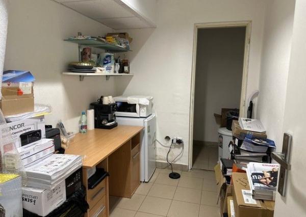 Na prenájom zrekonštruovaný obchodný priestor 342 m2. Možnosť rozdelenia na dve menšie prevádzky (222 m2 a 120 m2).