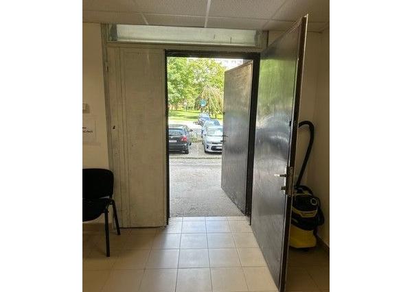 Na prenájom zrekonštruovaný obchodný priestor 342 m2. Možnosť rozdelenia na dve menšie prevádzky (222 m2 a 120 m2).