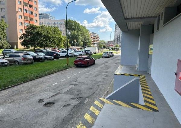 Na prenájom zrekonštruovaný obchodný priestor 342 m2. Možnosť rozdelenia na dve menšie prevádzky (222 m2 a 120 m2).