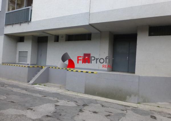 Na prenájom zrekonštruovaný obchodný priestor 342 m2. Možnosť rozdelenia na dve menšie prevádzky (222 m2 a 120 m2).