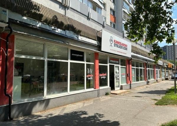 Na prenájom zrekonštruovaný obchodný priestor 342 m2. Možnosť rozdelenia na dve menšie prevádzky (222 m2 a 120 m2).