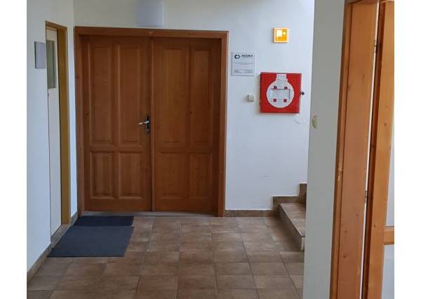 Prenajmem v Nitre 30m2 s parkovacím miestom na Cabajskej ceste.
