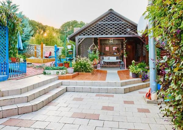 Na predaj pekná chata od TK vzdialená len 300m, Podhájska