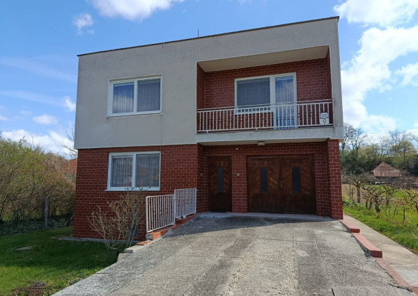 Predaj veľkého RD s 30 árovým pozemkom.