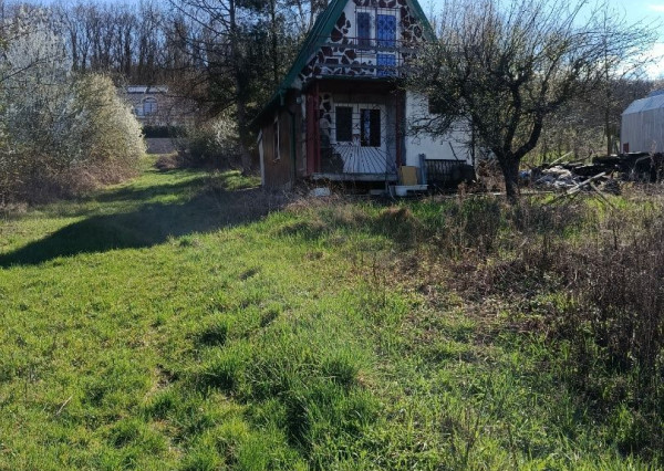 Na predaj 24 árový pozemok s chatou.