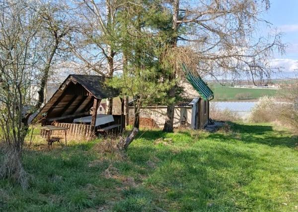 Na predaj 24 árový pozemok s chatou.