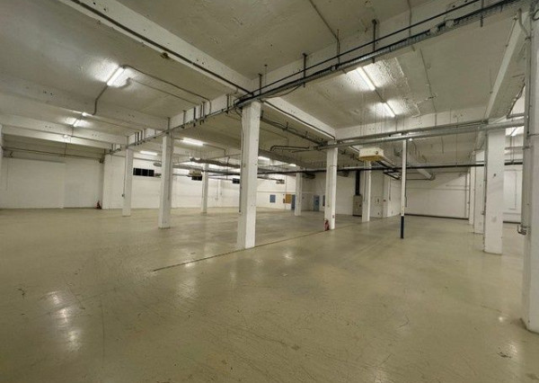 Na prenájom vykurovaný sklad s výmerou 970 m2 so sociálnym zázemím v Rači.