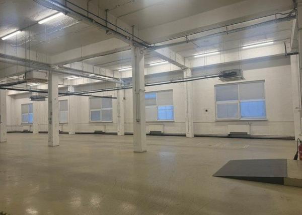 Na prenájom vykurovaný sklad s výmerou 970 m2 so sociálnym zázemím v Rači.