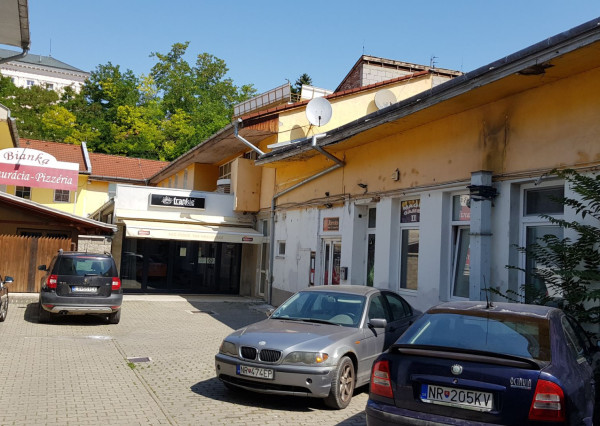 Predám komerčnú budovu komplet prenajatú v centre Nitry.