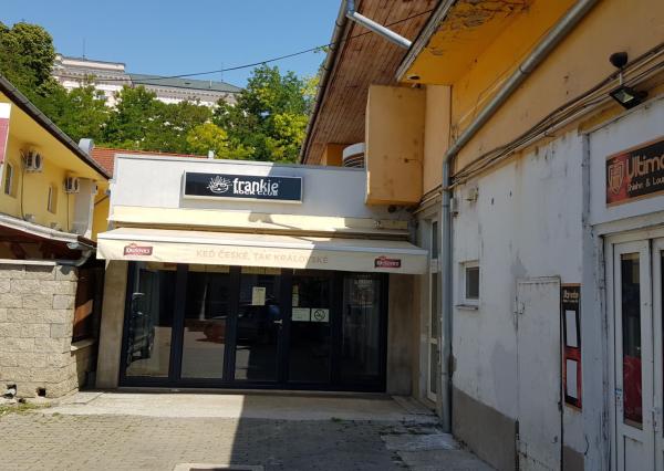 Predám komerčnú budovu komplet prenajatú v centre Nitry.